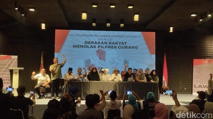 Sejumlah relawan yang mendukung pasangan capres-cawapres berbeda kubu berkumpul dan menyatakan sikap terkait Pemilu 2024 (Annisa/detikcom).