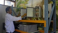 Kepala Sekolah SMPN 6 Makassar, Munir memeriksa panel kontrol Pembangkit Listrik Tenaga Surya (PLTS) di SMP Negeri 6 Makassar, Sulawesi Selatan, Rabu (28/2/2024).