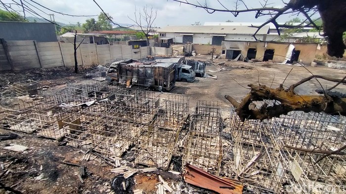 Sisa Gudang BBM Solar terbakar di Bandar Lampung.