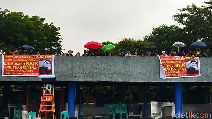 Spanduk dukungan kepada Yudha, pembunuh anak Tamara Tyasmara di kolam renang