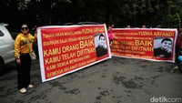 Tuhan akan menolongmu Yudha Arfandi. Biarkan saja orang menghujatmu. Kamu orang baik, kamu telah difitnah. Kami semua mendoakanmu. Semoga selamat dunia akhirat, demikian tulisan di spanduk, Rabu (28/2/2024).  