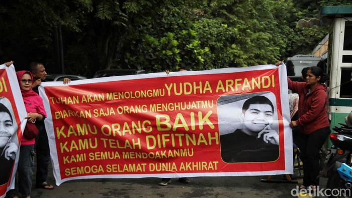 Polisi gelar rekonstruksi kasus kematian anak Tamara Tyasmara, Dante (6), di kolam renang di Jaktim. Spanduk berisi dukungan terhadap tersangka Yudha Arfandi membentang.