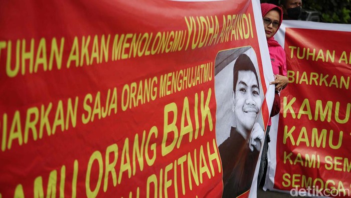 Polisi gelar rekonstruksi kasus kematian anak Tamara Tyasmara, Dante (6), di kolam renang di Jaktim. Spanduk berisi dukungan terhadap tersangka Yudha Arfandi membentang.