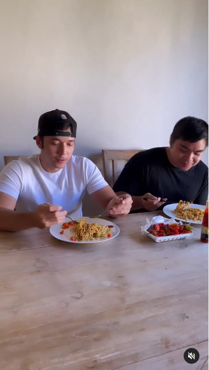 Stefan Wiliam Doyan Makan Mie Ayam hingga Mie Instan Pedas