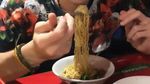 Stefan William Doyan Makan Mie Ayam hingga Mie Instan Pedas