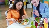 Bersama Natasha Wilona, Stefan tampak menikmati sajian burger, steak hingga kentang goreng. Foto: Instagram @stefanwiliam