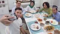 Syuting salah satu produk pasta gigi, Stefan beradegan makan rendang hingga gulai ikan. Foto: Instagram @stefanwiliam