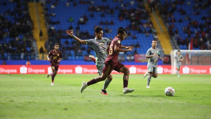 Striker PSM Makassar Ricky Pratama berduel dengan pemain Persebaya Surabaya dalam laga Liga 1 di Stadion Batakan.
