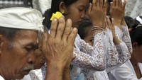 Saat Galungan, satu persatu para pemadek (orang yang akan bersembahyang) diperciki dengan air suci tirta pengiling. 