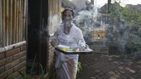 Pemuka agama Hindu Ketut Simpen membawa persembahannya saat perayaan Hindu Galungan di desa Penglipuran, Bangli, Bali, Rabu (28/2/2024). 