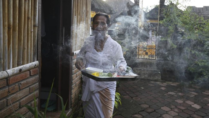 Suasana Perayaan Galungan di Desa Penglipuran Bali Hindu priest Ketut Simpen prays at a temple during Hindu festival of Galungan, the celebration of the triumph of good over evil at Penglipuran village, Bangli, Bali, Indonesia on Wednesday, Feb. 28, 2024. (AP Photo/Firdia Lisnawati)
