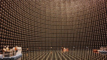 Terletak 1.000 m di bawah tanah, observatorium ini dirancang untuk mendeteksi neutrino berenergi tinggi, mencari peluruhan proton, mempelajari neutrino Matahari dan atmosfer, serta mengawasi supernova di Galaksi Bima Sakti. Foto: Super Kamiokande
