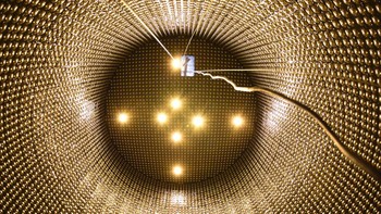 Super-K terletak 1.000 m di bawah tanah di Tambang Mozumi di kawasan Kamioka Hida. Strukturnya cukup aneh atau tidak biasa, terdiri dari tangki baja tahan karat berbentuk silinder dengan tinggi 41,4 m dan diameter 39,3 m yang menampung 50.220 metrik ton air ultra murni.  Foto: Super Kamiokande