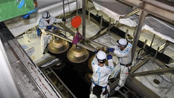 Ini para insinyur Jepang yang merawat struktur ini. Pencarian partikel subatomik, terkhusus neutrinos, adalah sukar lantaran mereka dapat menembus benda-benda, tanpa ada yang menghalanginya. Namun, mempelajarinya lebih lanjut sangat penting karena partikel-partikel ini membantu memahami misteri alam semesta. Foto: Super Kamiokande