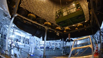 Neutrinos melewati kita dan segala sesuatu di sekitar sepanjang waktu. Di tiap sentimeter persegi, diperkirakan sekitar 65 miliar di antaranya lewat per detik. Mereka tak terdeteksi karena amat kecil dan tak membawa muatan listrik. Akibatnya, mereka kebal terhadap gaya elektromagnetik yang memungkinkan kita mendeteksi dan mempelajarinya seperti partikel lain. Foto: Super Kamiokande