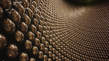 Nah, dalam rangka menangkap dan memahami sifat dari neutrinos, ilmuwan di Jepang mengembangkan perangkat detektor ini yang belum pernah ada dengan air super murni. Gunanya adalah mendeteksi neutrinos di bawah tanah. Foto: Super Kamiokande