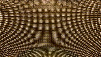 Tanki ini dilapisi warna emas sehingga terlihat memukau. Terdapat pula photomultiplier tubes (PMT) yeng bercahaya ketika neutrinos terdeteksi. Foto: Super Kamiokande