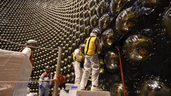 Supaya sensor cahaya bisa menangkap neutrinos, peneliti memastikan airnya harus sangat murni. Foto: Super Kamiokande