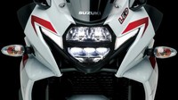 Suzuki GSX-250R baru menggunakan teknologi LED di seluruh pencahayaannya, baik itu depan maupun belakang. Menariknya, produsen memasang stiker ‘LED’ di area depan untuk mempertegas penggunaan teknologi tersebut. Foto: Doc. Suzuki China.