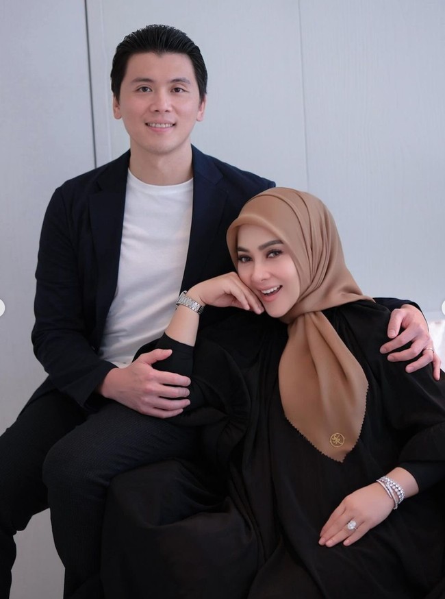 Resmi menikah pada 27 Februari 2019, Syahrini dan Reino Barack baru saja merayakan anniversary pernikahan mereka yang ke-5. Melalui akun Instagram pribadi Syahrini pun membagikan foto-foto kebersamaannya dengan suami. Foto: Instagram/@princessyahrini