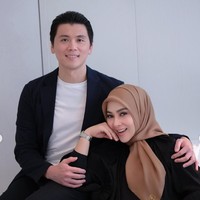 Resmi menikah pada 27 Februari 2019, Syahrini dan Reino Barack baru saja merayakan anniversary pernikahan mereka yang ke-5. Melalui akun Instagram pribadi Syahrini pun membagikan foto-foto kebersamaannya dengan suami. Foto: Instagram/@princessyahrini