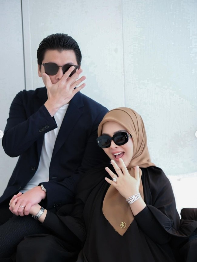 Tampil mengenakan kaca mata hitam, pasangan yang sudah pindah ke Singapura itu tampak begitu bahagia merayakan anniversary pernikahan mereka. Sambil berpose bergandengan tangan, keduanya seolah tak terpisahkan. Foto: Instagram/@princessyahrini