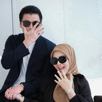 Tampil mengenakan kaca mata hitam, pasangan yang sudah pindah ke Singapura itu tampak begitu bahagia merayakan anniversary pernikahan mereka. Sambil berpose bergandengan tangan, keduanya seolah tak terpisahkan. Foto: Instagram/@princessyahrini