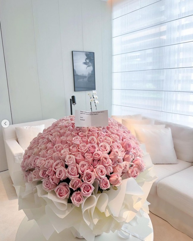 Romantis, Reino Barack tampak menghadiahi istrinya dengan buket yang berisi ratusan bunga mawar pink. Di buket tersebut juga terdapat ucapan dari Reino untuk Syahrini yang tak kalah mesra. Foto: Instagram/@princessyahrini