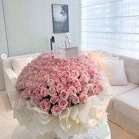 Romantis, Reino Barack tampak menghadiahi istrinya dengan buket yang berisi ratusan bunga mawar pink. Di buket tersebut juga terdapat ucapan dari Reino untuk Syahrini yang tak kalah mesra. Foto: Instagram/@princessyahrini