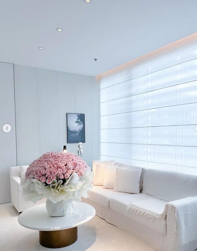 Diletakkan di meja salah satu ruangan yang berwarna serba putih, buket bunga dari Reino tampak cukup besar. Unggahan Syahrini itu pun banjir ucapan selamat dari para sahabat dan netizen. Foto: Instagram/@princessyahrini