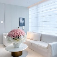 Diletakkan di meja salah satu ruangan yang berwarna serba putih, buket bunga dari Reino tampak cukup besar. Unggahan Syahrini itu pun banjir ucapan selamat dari para sahabat dan netizen. Foto: Instagram/@princessyahrini