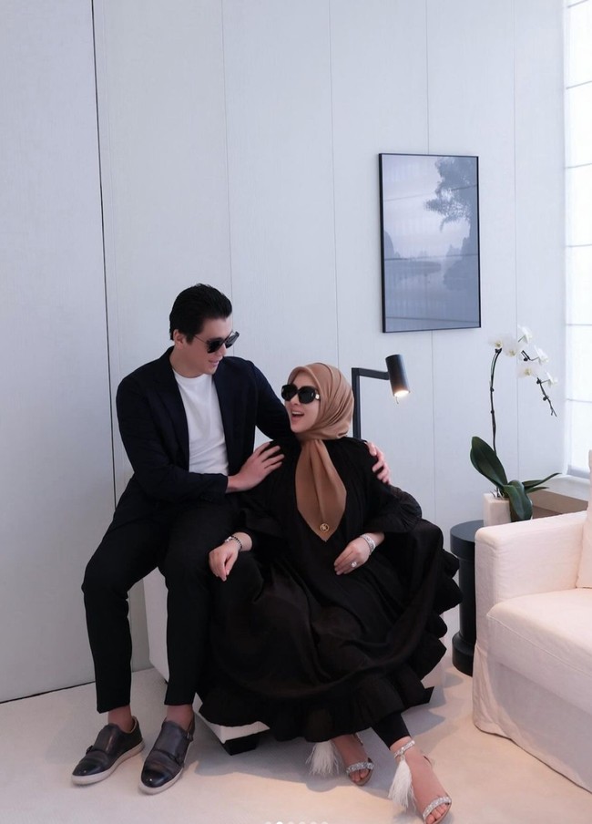 Tampil simpel, Syahrini tampak memadukan pakaian serba hitamnya dengan hijab berwarna coklat dan sepasang heels silver. Kegembiraan begitu jelas terpancar dari wajahnya. Foto: Instagram/@princessyahrini