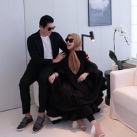 Tampil simpel, Syahrini tampak memadukan pakaian serba hitamnya dengan hijab berwarna coklat dan sepasang heels silver. Kegembiraan begitu jelas terpancar dari wajahnya. Foto: Instagram/@princessyahrini