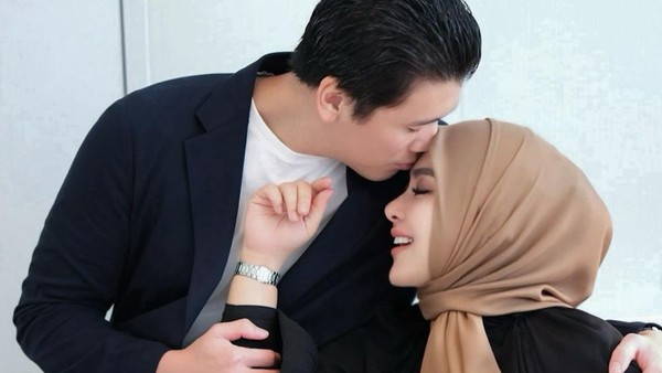 8 Potret Anniversary Pernikahan Syahrini, Dinner Mewah & Dapat Ratusan Mawar
