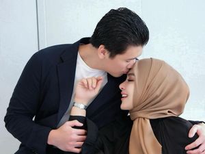8 Potret Anniversary Pernikahan Syahrini, Dinner Mewah & Dapat Ratusan Mawar