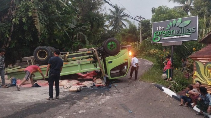 Tak Kuat Menanjak, Truk Semen Terguling di Sukamakmur Bogor (Muchamad Sholihin-detikcom)
