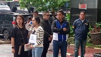 ⁠Tamara Tyasmara hadir langsung di tempat rekonstruksi karena terlibat dalam adegan saat menitipkan Dante kepada Yudha Arfandi. (Foto: Ahsan/detikhot)