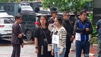 Saat menjalani adegan rekonstruksi, Tamara Tyasmara sama sekali tak melihat Yudha Arfandi. Ia terus memalingkan muka, meskipun tersangka ada di dekatnya. (Foto: Ahsan/detikhot)