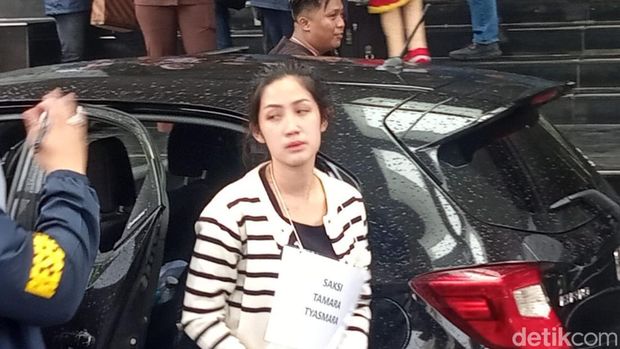 Tamara Tyasmara saat melakukan rekonstruksi.