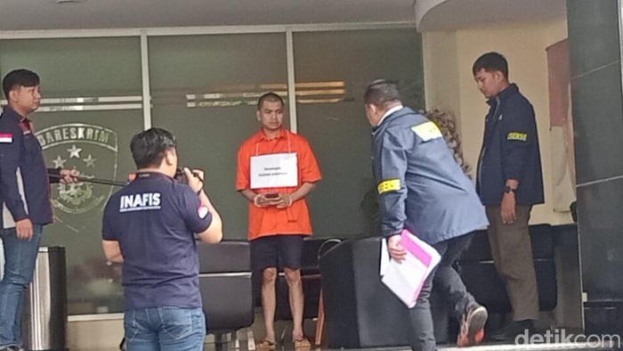 Tamara Tyasmara saat melakukan rekonstruksi.
