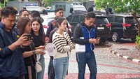 Sebelum menjalani adegan rekonstruksi, wajah Tamara Tyasmara terlihat murung, sedih, dan sering menunduk. (Foto: Ahsan/detikhot)