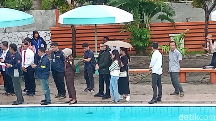 tamara tyasmara Tamara Tyasmara melihat rekonstruksi meninggalnya Dante di kolam renang.