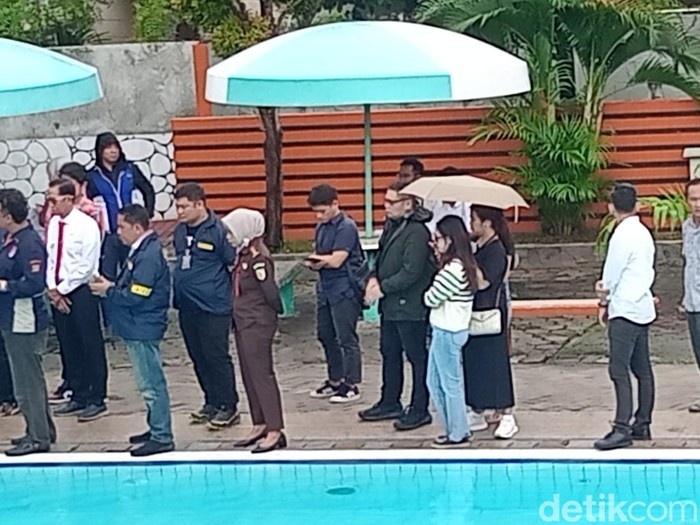 Tamara Tyasmara melihat rekonstruksi meninggalnya Dante di kolam renang.