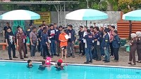 Dalam rekonstruksi adegan di kolam renang ini, anak Yudha Arfandi dan Dante digantikan oleh boneka seukuran anak kecil. Foto: Ahsan/detikhot