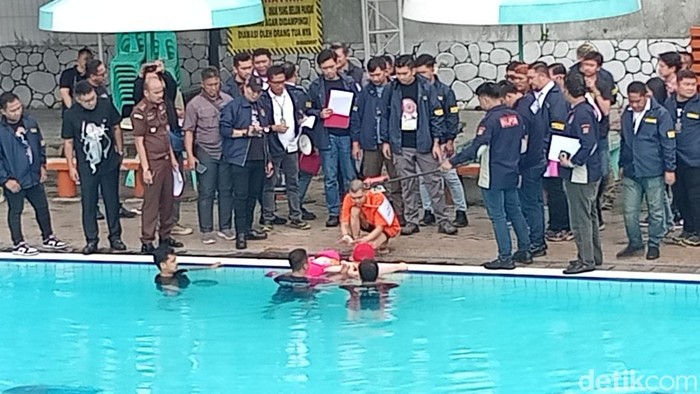 tamara tyasmara Tamara Tyasmara menyaksikan rekonstruksi meninggalnya Dante di kolam renang.