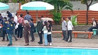 Tamara Tyasmara kali ini melihat rekonstruksi meninggalnya Dante di kolam renang. Foto: Ahsan/detikhot