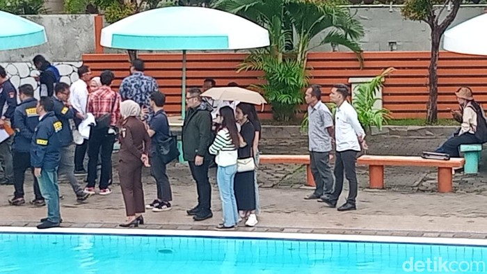 tamara tyasmara Tamara Tyasmara menyaksikan rekonstruksi meninggalnya Dante di kolam renang.