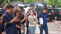 Beberapa kali terlihat Tamara Tyasmara menarik napas panjang dan mengelus-elus dada untuk menguatkan diri sebelum menjalani adegan rekonstruksi. (Foto: Ahsan/detikhot)