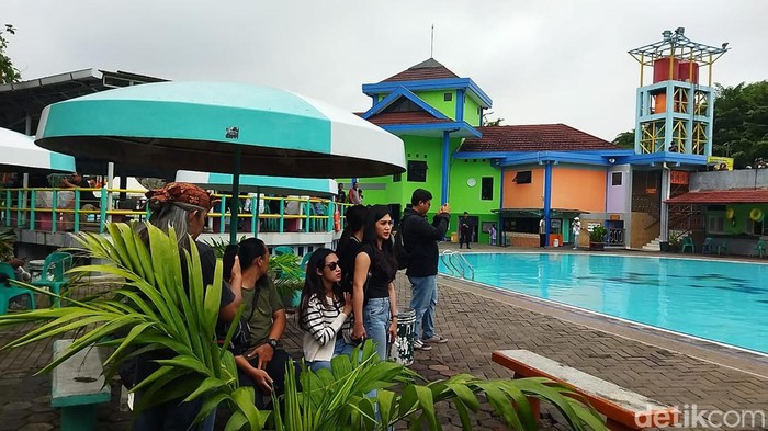 Tamara Tyasmara menyaksikan rekonstruksi di kolam renang