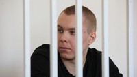 Seperti dilansir Reuters, Selasa (27/2/2024), laporan kantor berita TASS menyebut pria Rusia bernama Nikita Zhuravel (20) itu ditahan sejak Mei 2023 lalu berdasarkan undang-undang yang melarang tindakan yang menyinggung perasaan umat beragama, setelah dia melakukan aksi pembakaran Al-Quran.